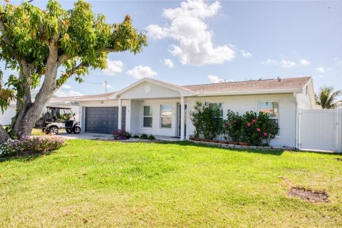 House in Madeira Beach, Florida 3 bedrooms, 226.31 sq.m. № 2108208 - photo 3