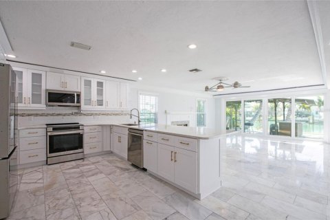House in Madeira Beach, Florida 3 bedrooms, 226.31 sq.m. № 2108208 - photo 25