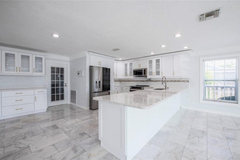 House in Madeira Beach, Florida 3 bedrooms, 226.31 sq.m. № 2108208 - photo 22