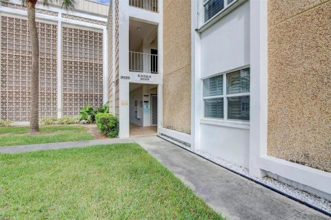 Condo in Oakland Park, Florida, 2 bedrooms  № 1713300 - photo 3