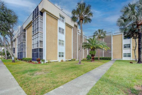 Condo in Oakland Park, Florida, 2 bedrooms  № 1713300 - photo 2