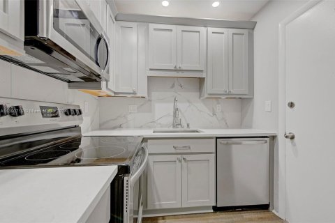 Condo in Oakland Park, Florida, 2 bedrooms  № 1713300 - photo 13