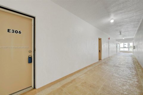 Condo in Oakland Park, Florida, 2 bedrooms  № 1713300 - photo 4