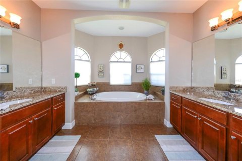 House in Punta Gorda, Florida 4 bedrooms, 199.83 sq.m. № 1590188 - photo 18