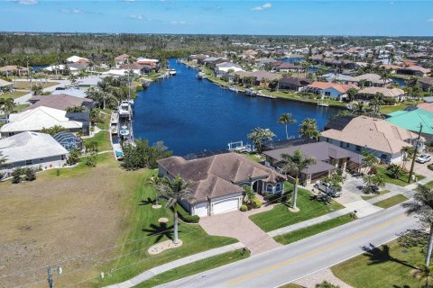 House in Punta Gorda, Florida 4 bedrooms, 199.83 sq.m. № 1590188 - photo 1