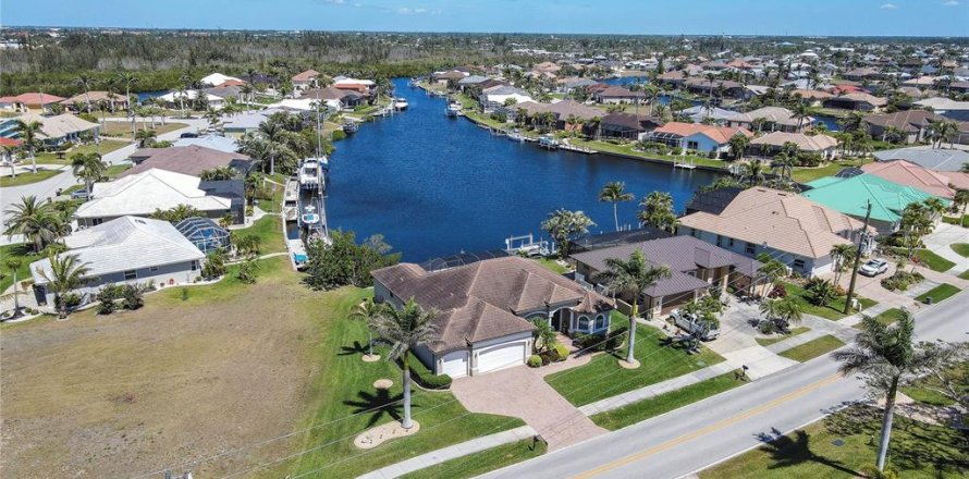 House in Punta Gorda, Florida 4 bedrooms, 199.83 sq.m. № 1590188
