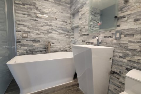 House in Miami, Florida 3 bedrooms, 140.84 sq.m. № 1753145 - photo 18