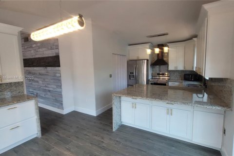 House in Miami, Florida 3 bedrooms, 140.84 sq.m. № 1753145 - photo 23