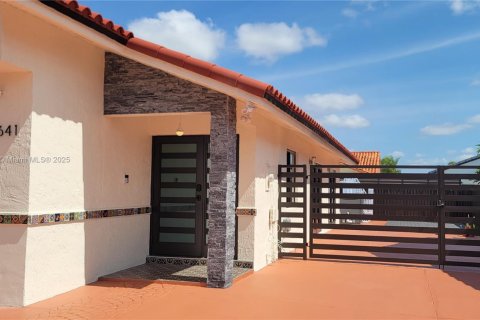 House in Miami, Florida 3 bedrooms, 140.84 sq.m. № 1753145 - photo 2