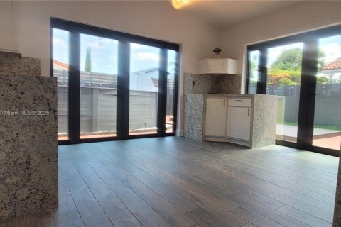 House in Miami, Florida 3 bedrooms, 140.84 sq.m. № 1753145 - photo 21