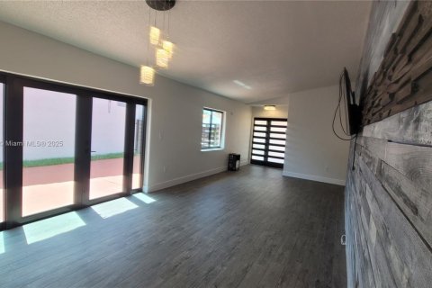 House in Miami, Florida 3 bedrooms, 140.84 sq.m. № 1753145 - photo 6