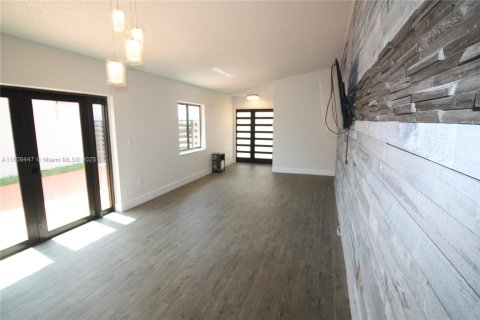 House in Miami, Florida 3 bedrooms, 140.84 sq.m. № 1753145 - photo 7