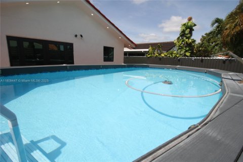 House in Miami, Florida 3 bedrooms, 140.84 sq.m. № 1753145 - photo 24