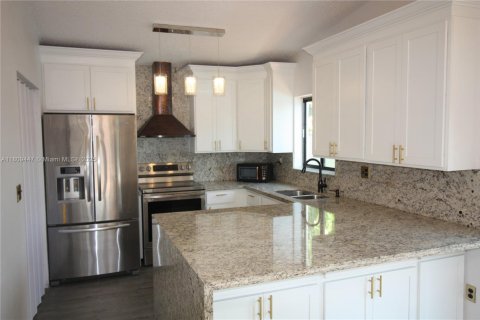 House in Miami, Florida 3 bedrooms, 140.84 sq.m. № 1753145 - photo 22