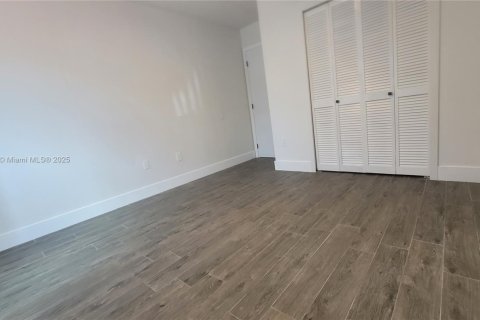 House in Miami, Florida 3 bedrooms, 140.84 sq.m. № 1753145 - photo 16