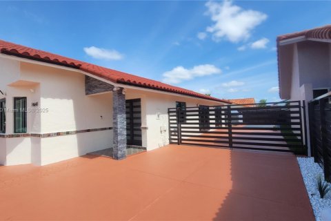 House in Miami, Florida 3 bedrooms, 140.84 sq.m. № 1753145 - photo 3