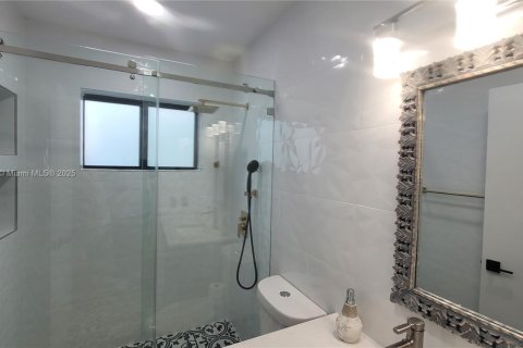 House in Miami, Florida 3 bedrooms, 140.84 sq.m. № 1753145 - photo 19