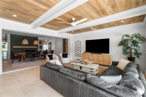 House in Vero Beach, Florida 4 bedrooms, 312.52 sq.m. № 1880845 - photo 11