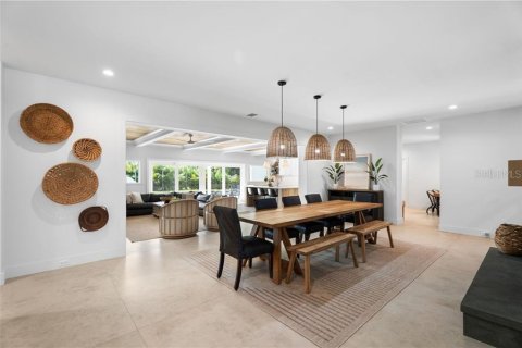 House in Vero Beach, Florida 4 bedrooms, 312.52 sq.m. № 1880845 - photo 15