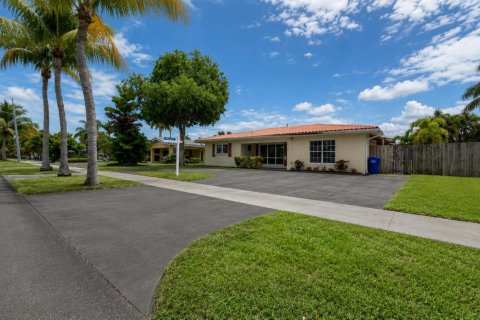 House in Pompano Beach, Florida 3 bedrooms, 169.45 sq.m. № 2088157