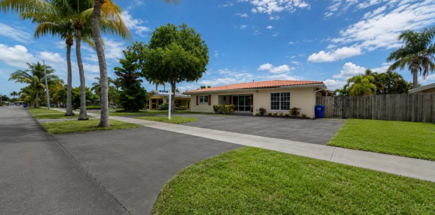House in Pompano Beach, Florida 3 bedrooms, 169.45 sq.m. № 2088157