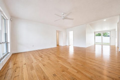 House in Pompano Beach, Florida 3 bedrooms, 169.45 sq.m. № 2088157 - photo 6