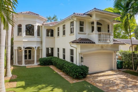 House in Miami, Florida 4 bedrooms, 341.51 sq.m. № 2073275