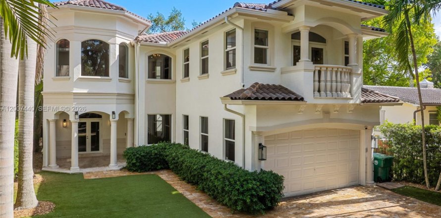 House in Miami, Florida 4 bedrooms, 341.51 sq.m. № 2073275