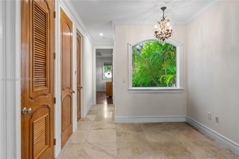 House in Miami, Florida 4 bedrooms, 341.51 sq.m. № 2073275 - photo 30