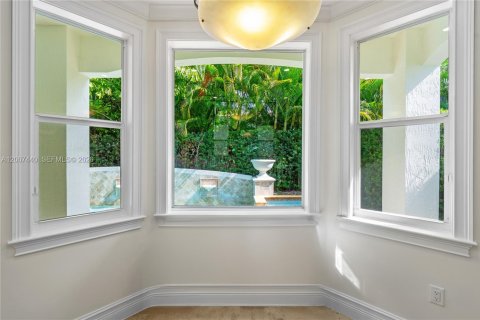 House in Miami, Florida 4 bedrooms, 341.51 sq.m. № 2073275 - photo 10