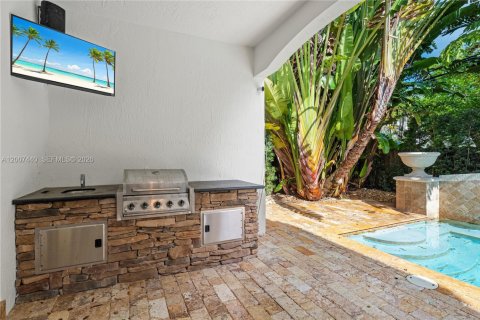 House in Miami, Florida 4 bedrooms, 341.51 sq.m. № 2073275 - photo 13