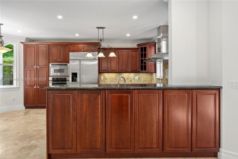 House in Miami, Florida 4 bedrooms, 341.51 sq.m. № 2073275 - photo 9
