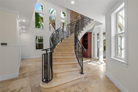 House in Miami, Florida 4 bedrooms, 341.51 sq.m. № 2073275 - photo 4