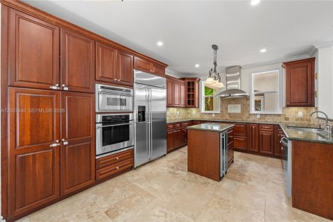 House in Miami, Florida 4 bedrooms, 341.51 sq.m. № 2073275 - photo 8