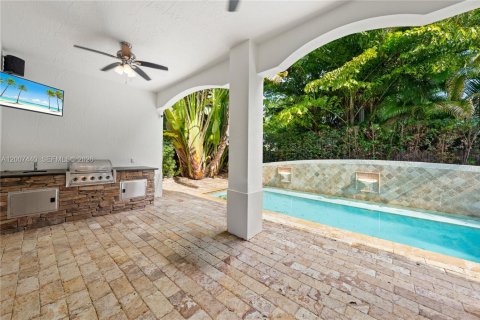 House in Miami, Florida 4 bedrooms, 341.51 sq.m. № 2073275 - photo 14