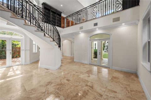 House in Miami, Florida 4 bedrooms, 341.51 sq.m. № 2073275 - photo 5