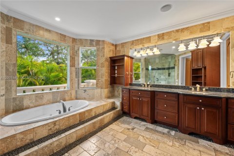 House in Miami, Florida 4 bedrooms, 341.51 sq.m. № 2073275 - photo 17