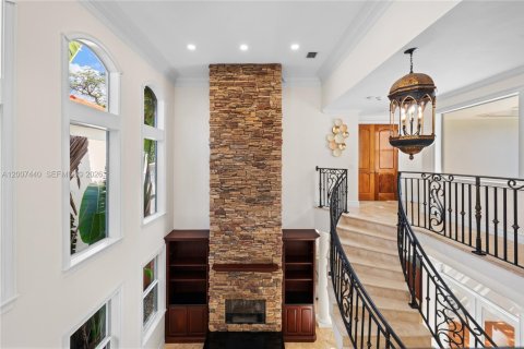 House in Miami, Florida 4 bedrooms, 341.51 sq.m. № 2073275 - photo 23