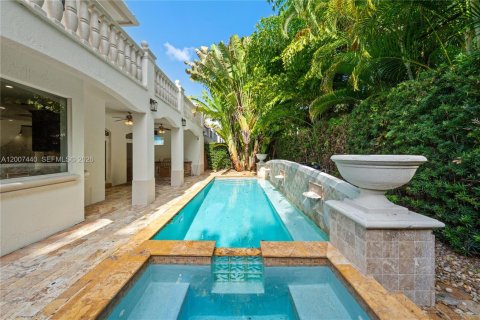 House in Miami, Florida 4 bedrooms, 341.51 sq.m. № 2073275 - photo 3