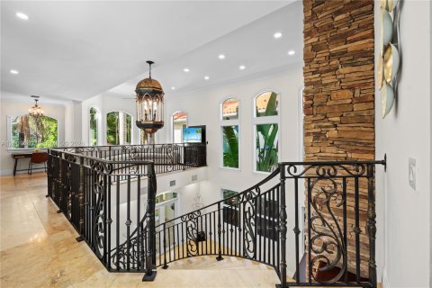 House in Miami, Florida 4 bedrooms, 341.51 sq.m. № 2073275 - photo 21