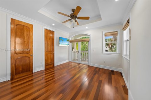 House in Miami, Florida 4 bedrooms, 341.51 sq.m. № 2073275 - photo 27