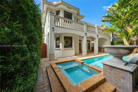 House in Miami, Florida 4 bedrooms, 341.51 sq.m. № 2073275 - photo 2