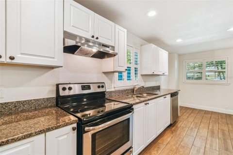 House in Tampa, Florida 2 bedrooms, 104.24 sq.m. № 1873849 - photo 11