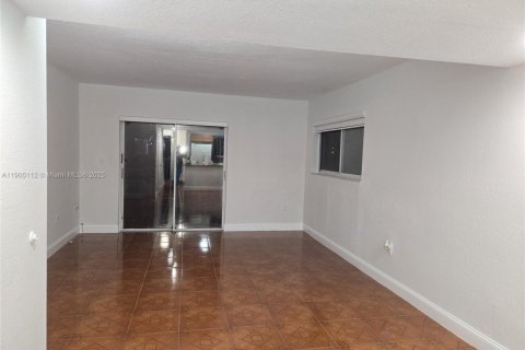 Condominio en venta en Hialeah, Florida, 2 dormitorios, 95.13 m2 № 1955263 - foto 4