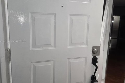 Condominio en venta en Hialeah, Florida, 2 dormitorios, 95.13 m2 № 1955263 - foto 11