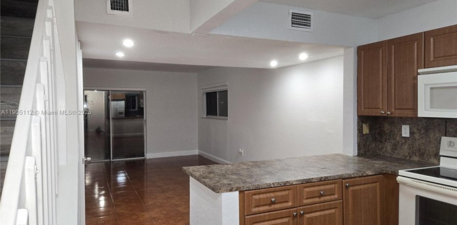 Condominio en Hialeah, Florida, 2 dormitorios  № 1955263