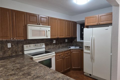 Condominio en venta en Hialeah, Florida, 2 dormitorios, 95.13 m2 № 1955263 - foto 2