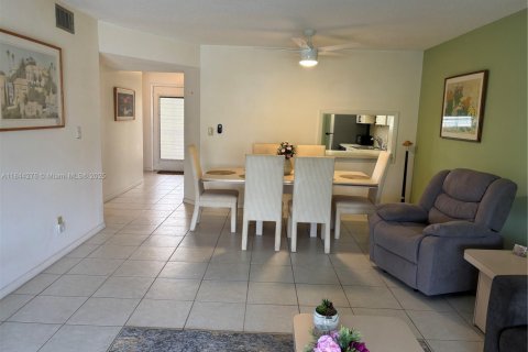 Condominio en venta en Tamarac, Florida, 2 dormitorios, 117.99 m2 № 1852411 - foto 9