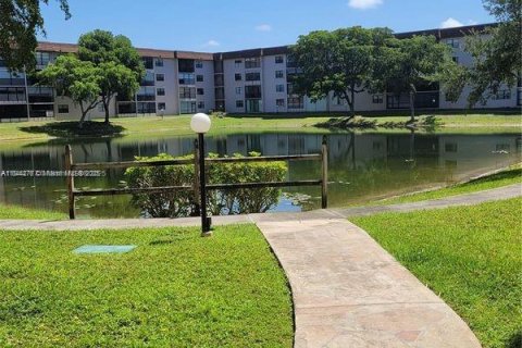 Condominio en venta en Tamarac, Florida, 2 dormitorios, 117.99 m2 № 1852411 - foto 26