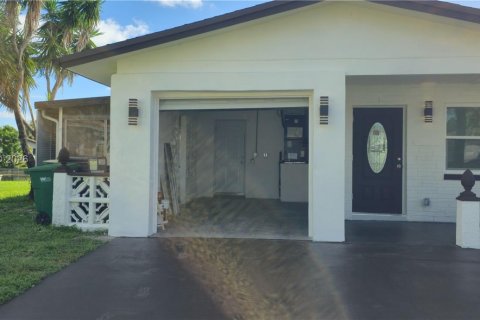 Villa ou maison à vendre à Tamarac, Floride: 2 chambres, 128.02 m2 № 2270104 - photo 3